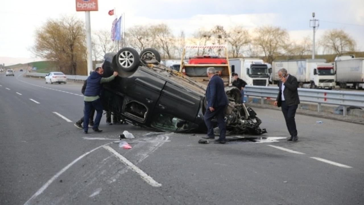 Erzurum’da Kavşakta Feci Kaza: Araç Yan Yattı, 4 Kişi Yaralandı
