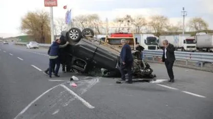 Erzurum’da Kavşakta Feci Kaza: Araç Yan Yattı, 4 Kişi Yaralandı