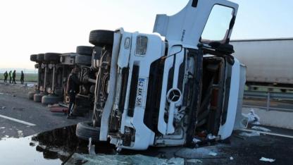 Hayvan Yemi Yüklü Tır Devrildi, 6 Yaralı Var!