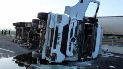 Hayvan Yemi Yüklü Tır Devrildi, 6 Yaralı Var!