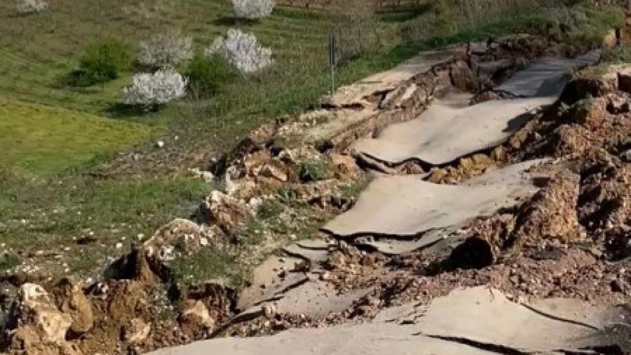 Heyelan Yolu Parçalara Ayırdı!