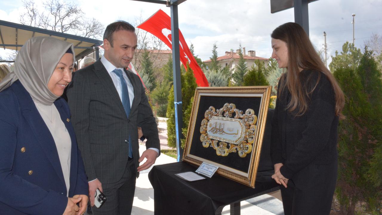 İscehisar’da El Emeği Göz Nuru Eserler Sergiye Açıldı