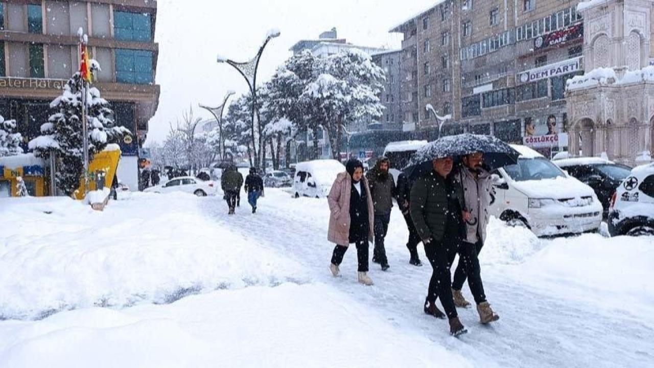 Lapa Lapa Kar Yağdı: 84 Yerleşim Yerinin Yolu Kapandı!