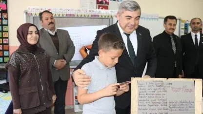 Müdür Sünnetci’den Minik Öğrencinin Bayram Tebriğine Sürpriz Ziyaret