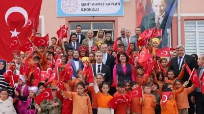 Öğrenciler Davet Etti, Vali Aktaş Kütüphaneyi Öğrencilerle Birlikte Açtı