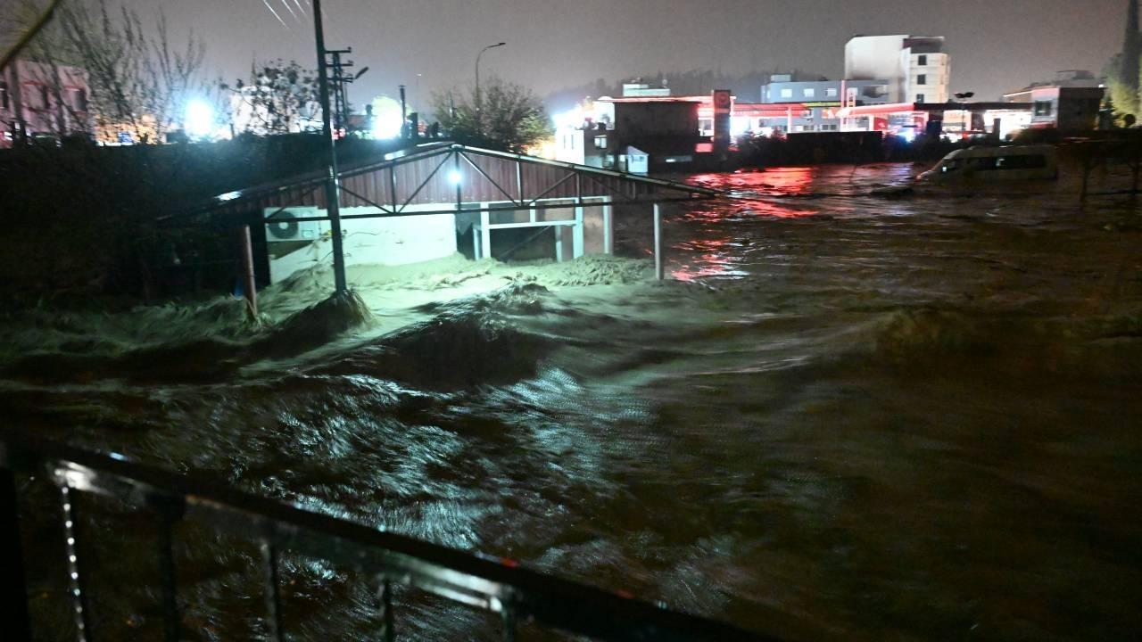 Osmaniye’de Sel Faciası: Sele Kapılan Araçtaki 2 Kişi Hayatını Kaybetti, Dehşet Anları Kamerada!