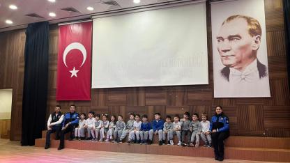 Polislerden Miniklere Hayat Kurtaran Ders!