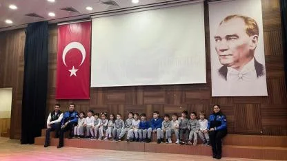 Polislerden Miniklere Hayat Kurtaran Ders!