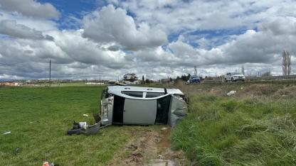 Uşak’ta otomobil tarlaya devrildi: Aynı aileden 4 kişi yaralandı