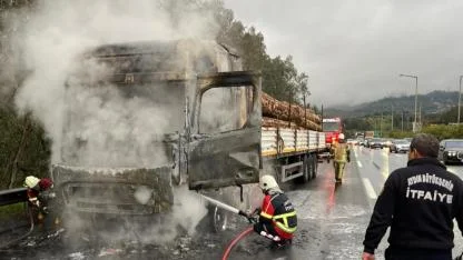 Aydın-İzmir Otoyolu’nda seyir halindeki tır alev aldı: Yangın itfaiye ekiplerince söndürüldü
