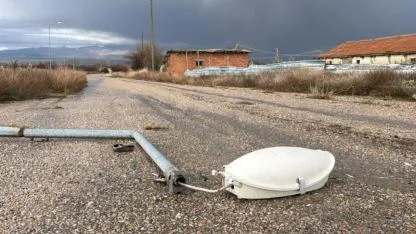 Afyonkarahisar’da Aydınlatma Direği Yol Ortasına Devrildi: Facianın Eşiğinden Dönüldü