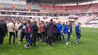 Eskişehirspor - Kütahyaspor Maçı Öncesi Gerginlik: Tribünler Karıştı