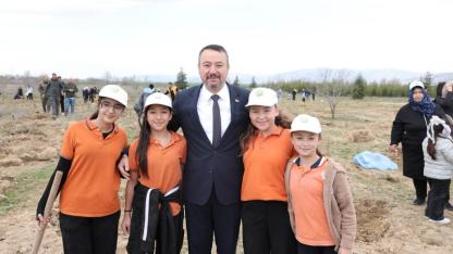 Sandıklı Kent Ormanı’nda Fidanlar Toprakla Buluştu: Başkan Öztaş’tan Doğa Bilinci Vurgusu