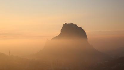 Afyon’da Gün Doğumunda Sisle Kaplanan Karahisar Kalesi Büyüledi