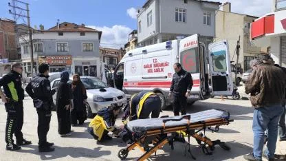 Afyonkarahisar’da Yaya Kazası: Karşıdan Karşıya Geçerken Otomobil Çarptı, Durumu Ağır
