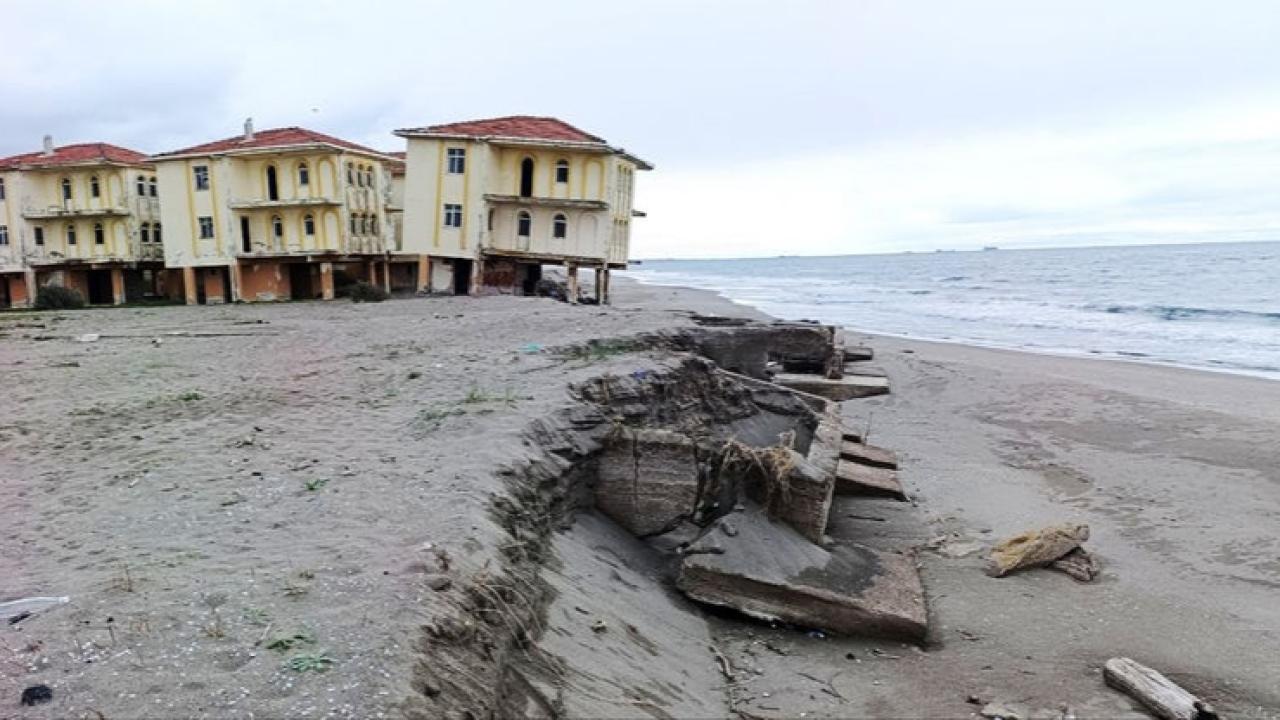 Sakarya Karasu’da Kıyı Erozyonu Alarmı: Eski Tatil Köyü Yıkılma Tehlikesi Altında!