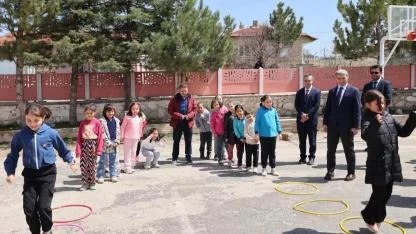 Vali Aktaş İhsaniye’de Öğrencilere Bir Araya Geldi