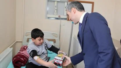 Vali Aktaş’tan İhsaniye’de Hastalara Geçmiş Olsun Ziyareti