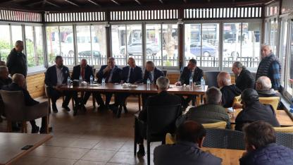 İYİ Parti Heyeti Çay Bahçesinde Emeklilerin Sorunlarını Dinledi