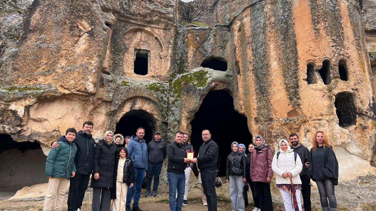 Afyonkarahisar’da Öğretmenlere Kültür Turu: Tarih ve Miras Yerinde Anlatıldı