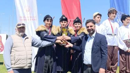 Afyonkarahisar’da Geleneksel Türk Okçuluğu Başarısı: Maver Kemal Arsoy Ortaokulu’ndan 3 Kupa