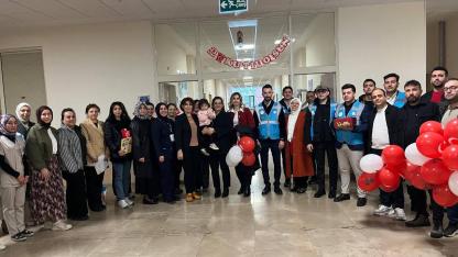 AK Parti Afyonkarahisar Kadın Kolları’ndan Hastanedeki Miniklere Sürpriz