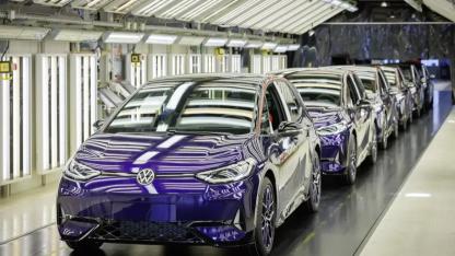 Alman Devinden Radikal Karar: Volkswagen Üretim Hedeflerini Aşağı Çekti