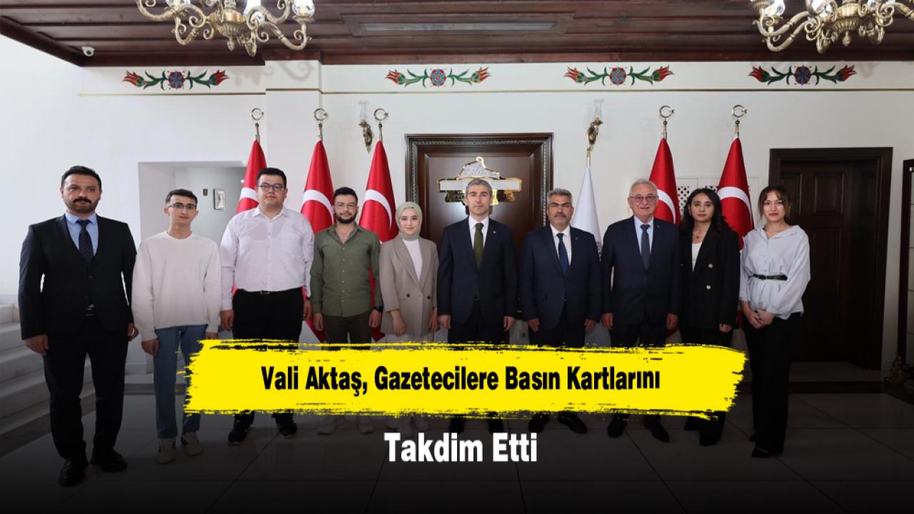 Vali Aktaş, Gazetecilere Basın Kartlarını Takdim Etti