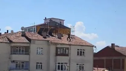 Elazığ’da 4 Katlı Binanın Çatısında Ölümle Dans: Tehlikeli Anlar Kamerada!