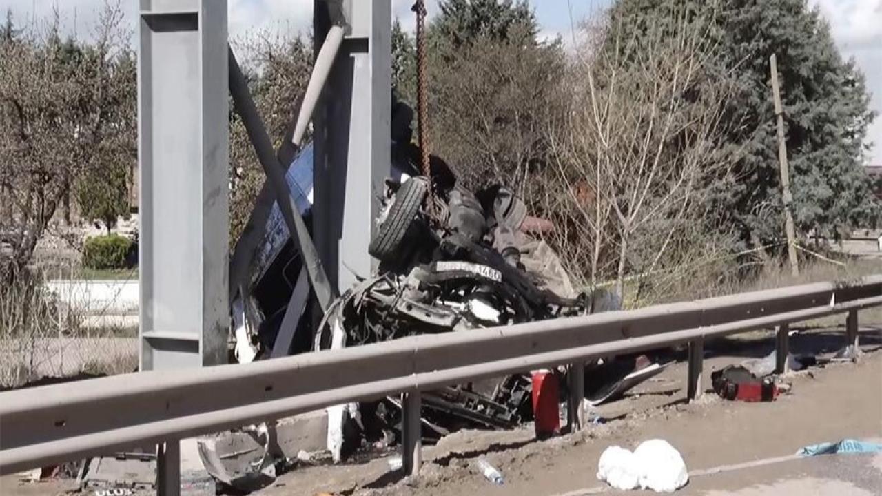 Son Dakika: Ankara’da Feci Otobüs Kazası! Üst Geçide Çarpan Araçta 4 Kişi Hayatını Kaybetti!