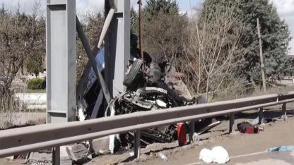 Son Dakika: Ankara’da Feci Otobüs Kazası! Üst Geçide Çarpan Araçta 4 Kişi Hayatını Kaybetti!