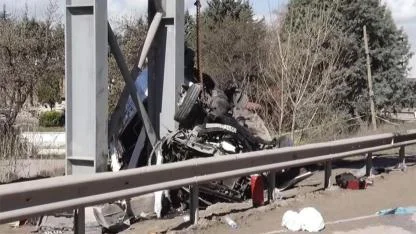 Son Dakika: Ankara’da Feci Otobüs Kazası! Üst Geçide Çarpan Araçta 4 Kişi Hayatını Kaybetti!