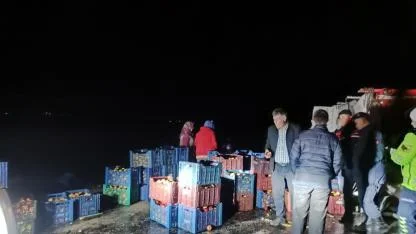 Şuhut’taki Kazada Çevreye Dağılan Elmaları Köy Sakinleri Topladı