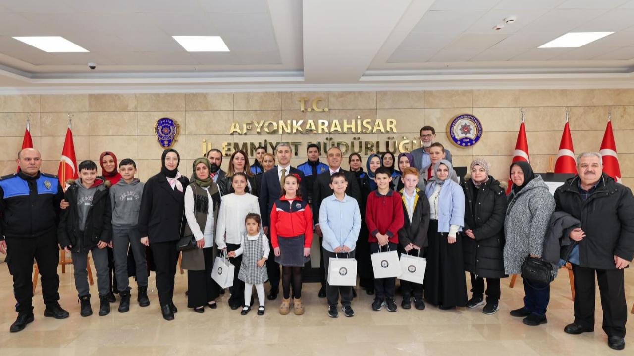 Vali Aktaş, Polis Haftası Yarışmalarında Başarılı Öğrencilere Ödül Verdi
