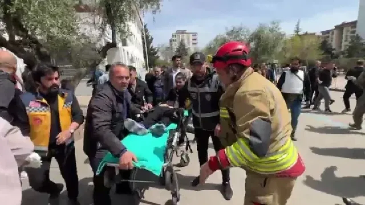 Vali Ünlüer Açıkladı: Kahramanmaraş'taki Okul Saldırısında 1 Öğretmen Ve 3 Öğrenci Hayatını Kaybetti