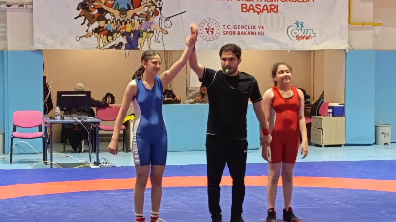 Yıldız Kızlar Güreş İl Birinciliği’nde Büyük Başarı: Maver Kemal Arsoy Ortaokulu Zirvede