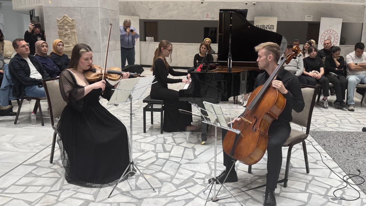 25. Afyonkarahisar Klasik Müzik Festivali'nde "Ars Essendi Üçlüsü" Konser Verdi