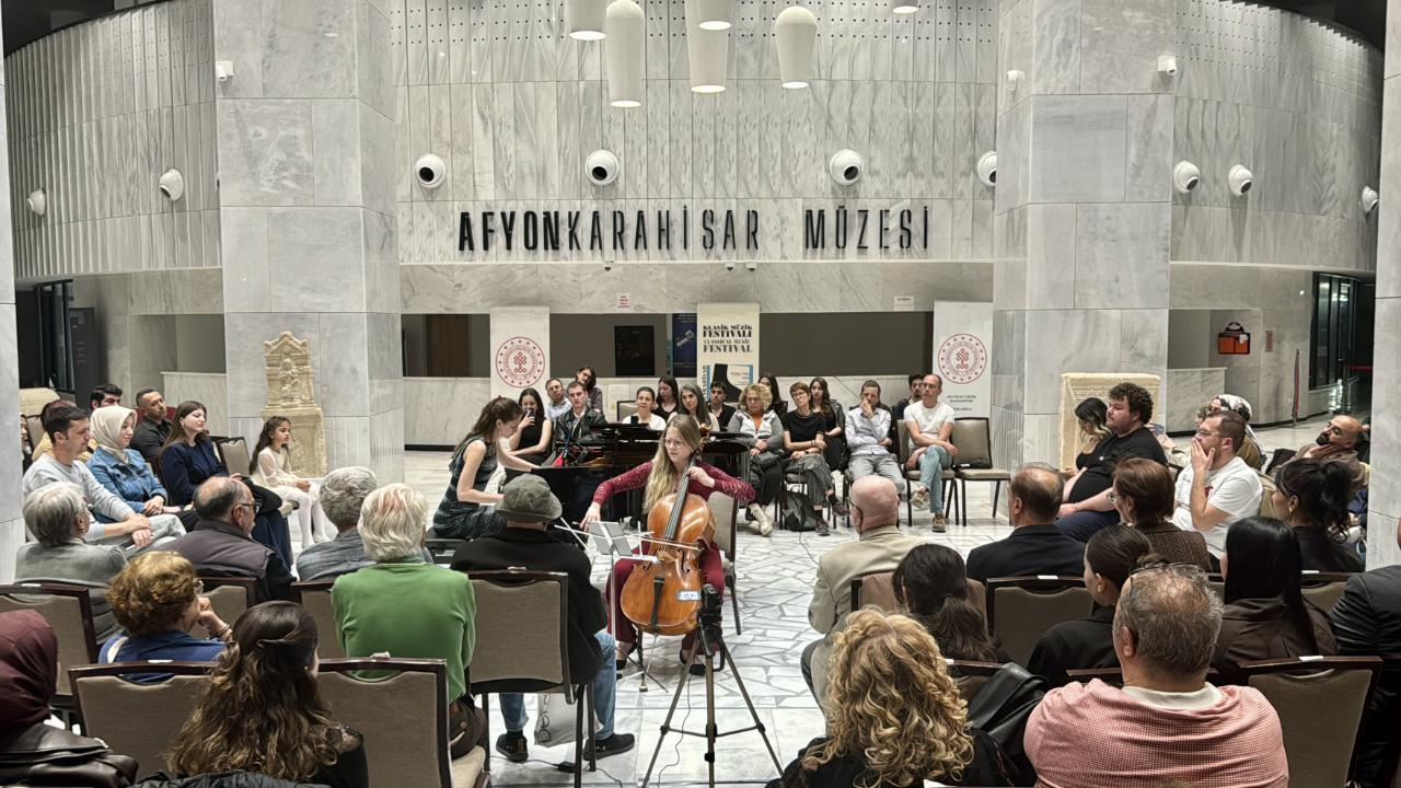 Afyon’da Çekyalı Sanatçılardan Büyüleyen Performans