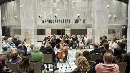 Afyon’da Çekyalı Sanatçılardan Büyüleyen Performans