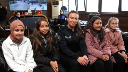 Afyon’da Polise İkramda Bulunan Öğrencilerin Örnek Davranışı Ödülle Karşılık Buldu