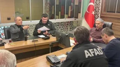 Afyonkarahisar’da Ekipler Sabaha Kadar Sahadaydı