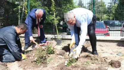 Afyonkarahisar'da Halk Eğitim Merkezi Bahçesi Çiçeklerle Renklendi