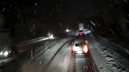 AFYONKARAHİSAR’DA KAR ESARETİ: ÜÇ ANA GÜZERGAH TIR TRAFİĞİNE KAPATILDI