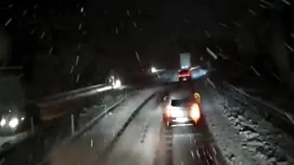 AFYONKARAHİSAR’DA KAR ESARETİ: ÜÇ ANA GÜZERGAH TIR TRAFİĞİNE KAPATILDI