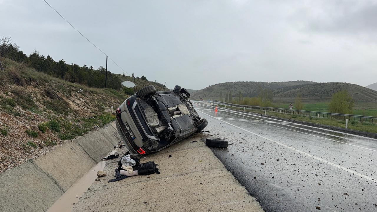 Afyonkarahisar'da Otomobil Devrildi:Biri Bebek 3 Kişi Yaralandı