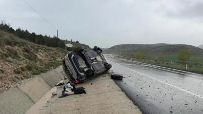 Afyonkarahisar'da Otomobil Devrildi:Biri Bebek 3 Kişi Yaralandı