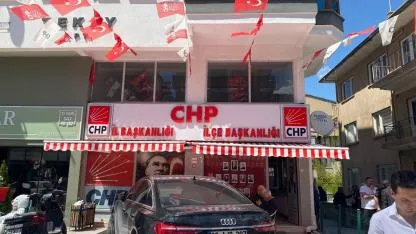CHP’de Meraklı ve Kalabalık Bekleyiş Sürüyor