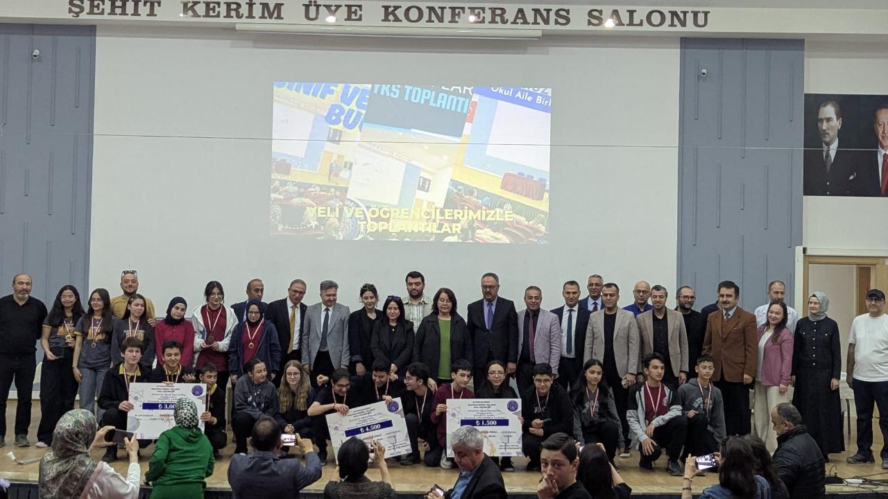 Geleceğin Bilim İnsanları Sahnede: Matematik Ve Fen Yarışmasında Heyecan Doruğa Çıktı