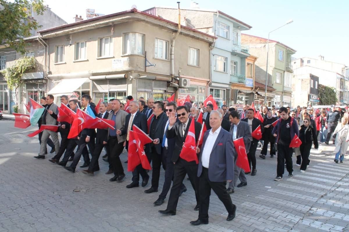 Çay’da Anlamlı Yürüyüş: “Bayrağını Al, İnsanlık İçin Zulme Dur De”