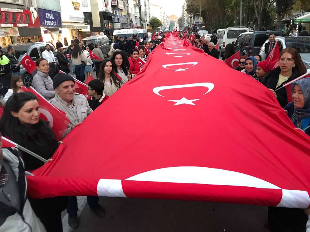 102 YILIN ONURU FENER ALAYIYLA TAÇLANDI